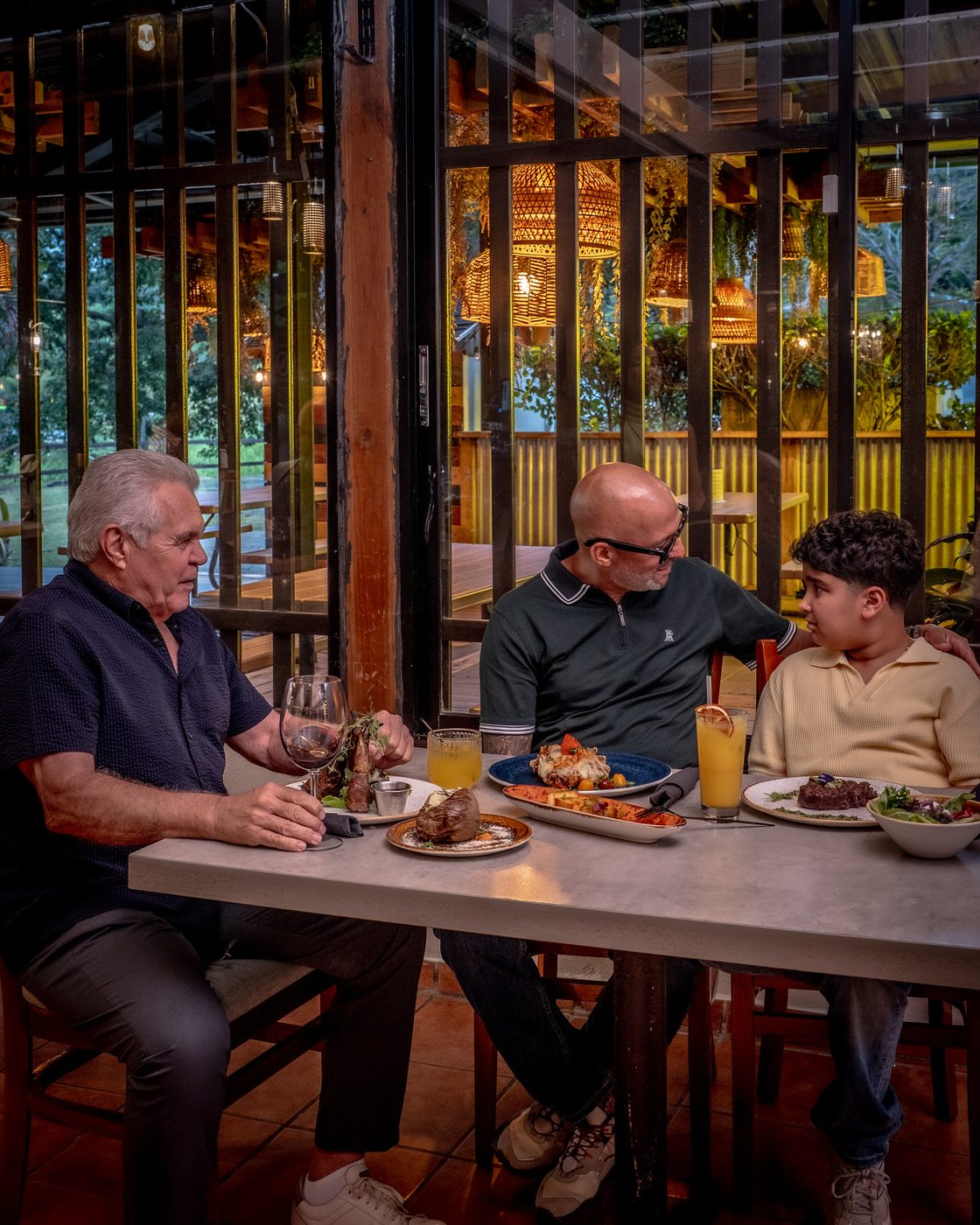 Familia cenando en Sevilla